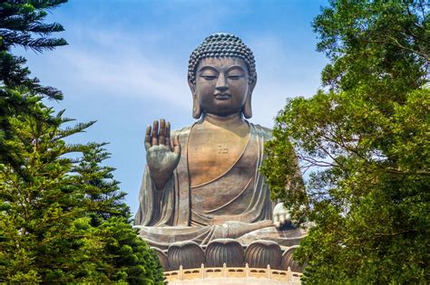 giant buddha statue hong kong.